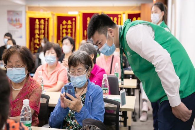 房产经纪人化身“小老师”，守护银发“小学生”