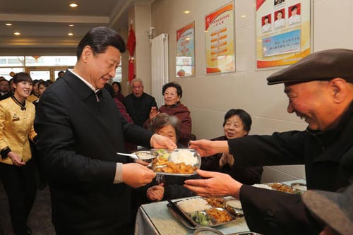 习近平为七旬老人端饭