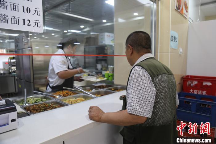 图为老人在社区为老餐厅里点餐?！×毫?摄