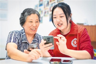 支付难、看病难、孤独感加剧 谁帮老人迈过＂数字鸿沟＂？