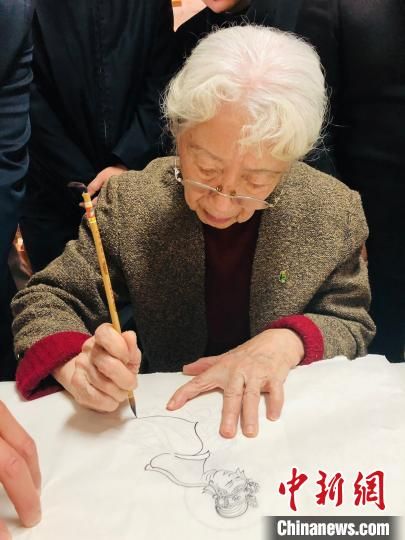 90岁的“敦煌少女”常沙娜指导学员作画?！⊥踝婷?摄