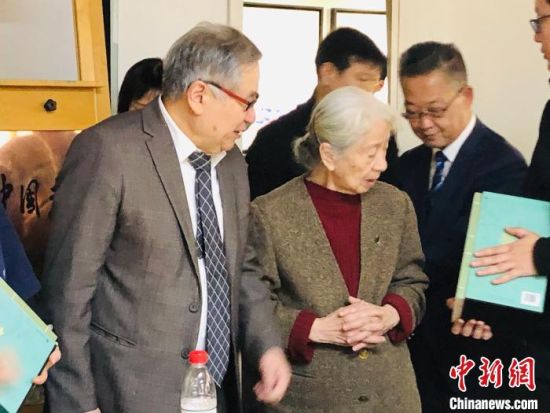 李可染画院院长李庚向常沙娜先生赠书?！⊥踝婷?摄