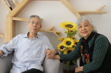 省委书记、市委书记调研郑州养老服务工作期间，这位老人“火”了