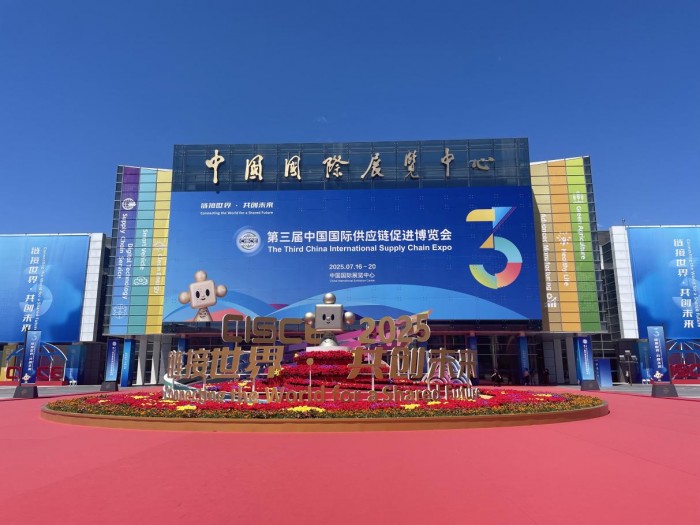 世界首款自动变焦眼镜亮相链博会：突破视力障碍，共享清晰未来